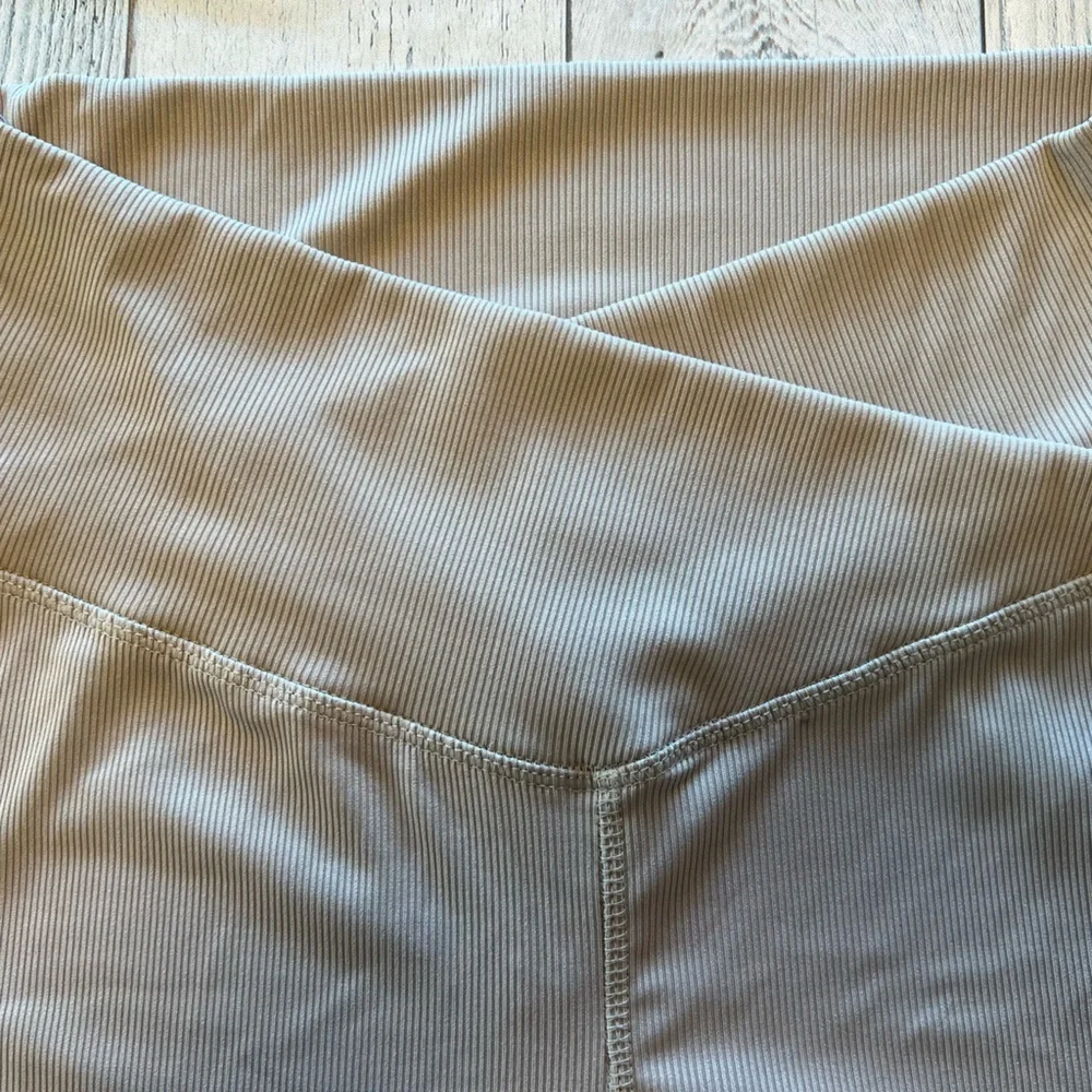 Not for sale❗️3 Pcs Women Cross Waist Ribbed Workout Shorts with Pockets where - Picture 4 of 9